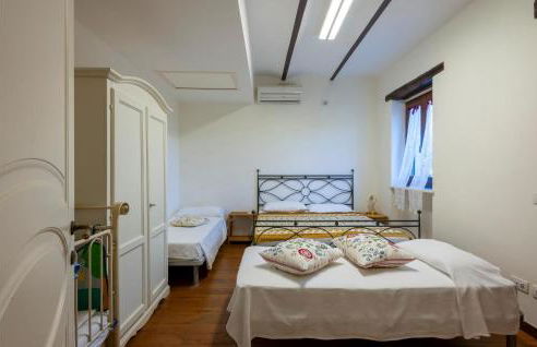 6 Bedroom Beautiful Home In Treia - Foto 33