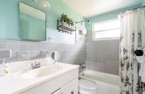 Lemon Bay Hideaway, Retro Beach Bungalow - Foto 34