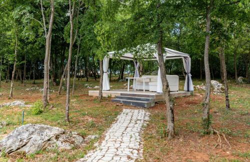 Beautiful villa Eden with pool and jacuzzi immersed in the vegetation - Foto 20