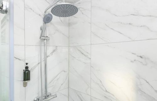 Lower Wortley 3 - Couples Haven with a Shared Kitchen - Pass the Keys - Photo 14