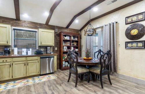 Stockyards 5 mins!-New!-Sleeps 8. Cowboy Bungalow - Foto 37