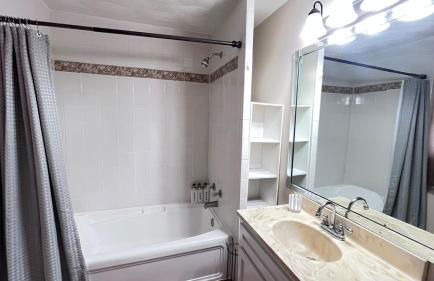 Two Story Pool home - walk to beach - Foto 24