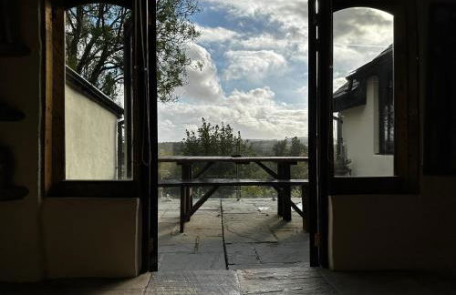 Coed Y Ddraig - themed 3 bedroom cottage, with bar & pool table - Photo 3