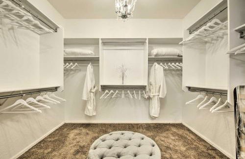 Family Gem in Phoenix with Saltwater Pool and Theater - Foto 25