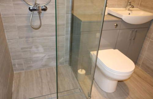 Entire -4 Bedrooms Detached House with Driveway - Foto 29