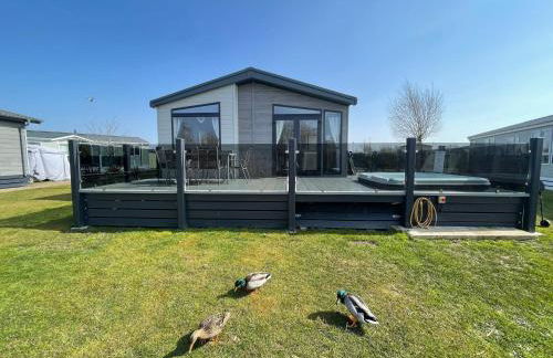 Indulgence Lakeside Lodge i3 with hot tub, private fishing peg situated at Tattershall Lakes Country Park - Foto 36