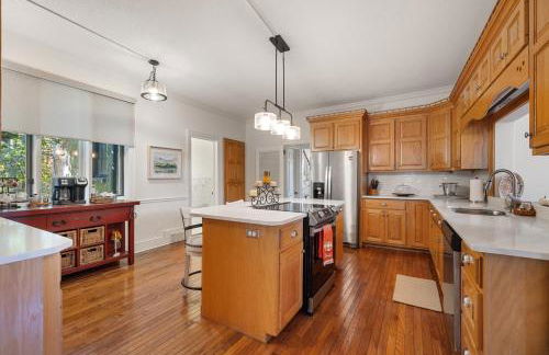 Stylish Mountain Retreat with Sunroom and Pergola - Foto 23