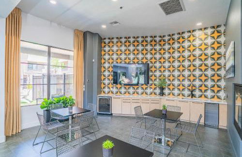 Glitzy 2BR Walk to Westgate Pool Gym WD - Foto 13