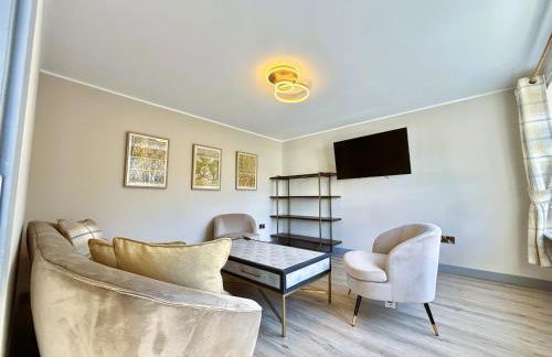 Holyrood Hidden Gem - Photo 13