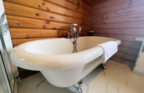 Beautiful 2BR Beach Lodge Set In Stunning Gardens - Pass the Keys - Photo 20