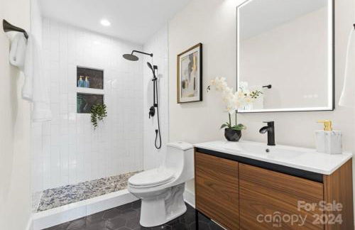 Modern 4 Bed in Quail Hollow - Foto 9