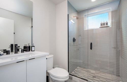 Rooftop Patio with Waterview, Private Garden & Grill 3BR 3BA- Modern Cityscape - Foto 19