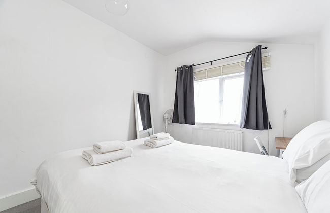 Spacious & Chic 3bed House in London - Photo 3