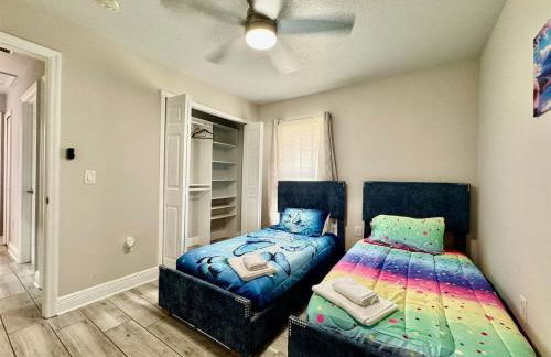 Modern 4BR 2BA with pool in gated community - Foto 4