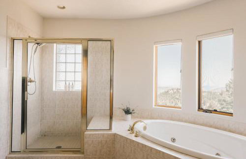 Peaceful Getaway with Hot Tub - Views - Evergreen - Foto 31