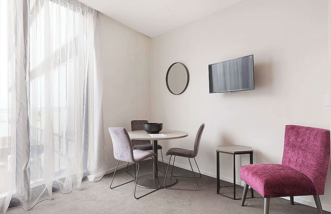 Ramada Suites By Wyndham Victoria Street West - Photo 11