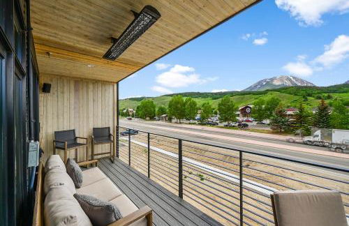 4-Season Modern Mountain Penthouse with Private Hot Tub & Scenic Views - Foto 40