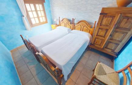 GREDOS RURALRUT cerca del CASTAÑAR de El Tiemblo, Reserva Natural VALLE DE IRUELAS, alojamiento acogedor con cabina hidromasaje, chimenea eléctrica, calefacción, wifi, cocina - Photo 46