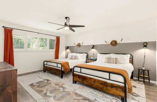 Pool! Games! Dogs! Space! - Foto 21