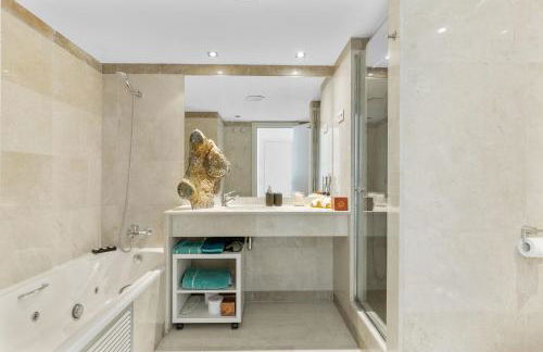 Penthouse Duplex with Epic Views - Photo 28