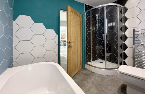 Historic Hampshire Cottage with Private Putting Green - Photo 5