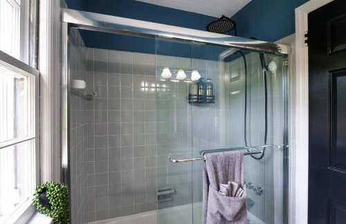 Exclusive Lux Home Near Town • Game Rm • Gym • 4BR - Photo 11