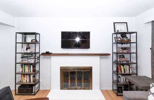 SunHouse 1410sqft BBQ 3xTVs Pets W/D Backyard - Photo 20