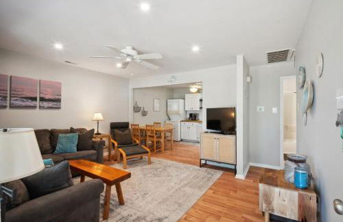 Cozy 2BR Condo - Beachside Bliss with Yard Space condo - Foto 8
