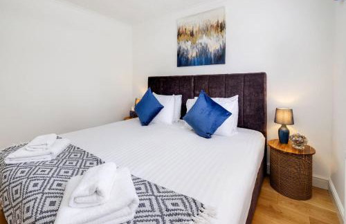 Luxury 5 BDR 2 BA House with Parking in Sandhurst By 360Stays - Photo 49