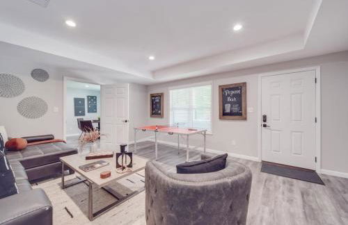 5BR Farmhouse Lake Retreat Pool Hot Tub Theater - Foto 11