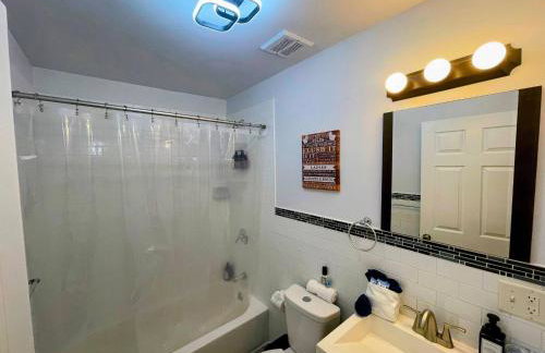 Cozy 2BR Brick Haven! Near light rail! 35m to NYC - Foto 4