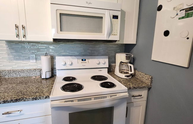 NEW Stunning Beachfront Condo at the Coral Beach - Foto 38