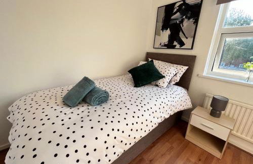 Abbey Wood Serviced Apartment 3BRH Free Wi-Fi Parking Tea and Coffee - Photo 16