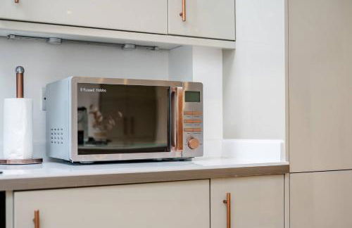 Pass The Keys Picture Perfect Haven in Didsbury Village - Free Parking & EV Station - Photo 13