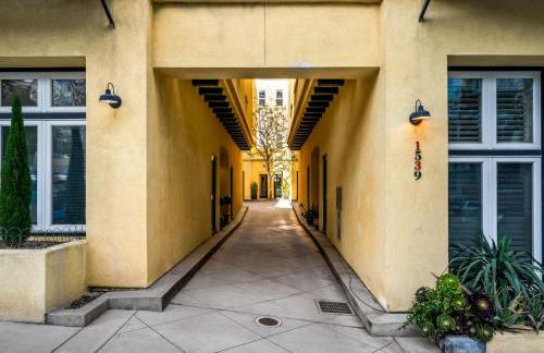 City Lights and Rooftop Nights by Rather Be Properties - Foto 51