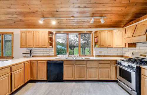 Fishing Pond and Spacious Yard Quiet Home in Sodus! - Foto 11