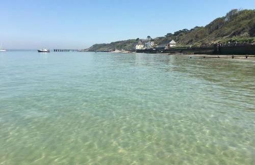 Bay - Brambles Chine, Colwell Bay - 5 star WiFi - Short walk to The Hut and beach - 1 night stays available - Ferry offers - Photo 28