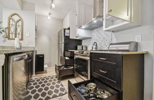 SPECTACULAR, NEW Professional Decor, Near Dis, NO Steps, Pool, Patio, LOW Rates! - Foto 129