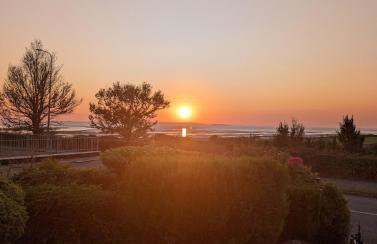 Gorwel is an Art Deco 1930s villa with sea views - Foto 5