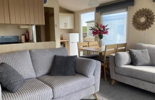 Beautifully Presented 2 Bedroom Static Caravan - Photo 2