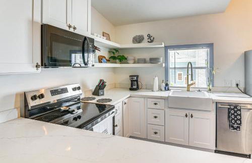 Walk to The Strand Historic Family Base with Yard! - Foto 25