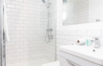 Convenient 2BR House with Great Transport Links - Photo 20