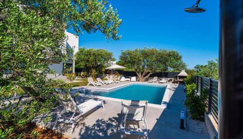 CROWONDER Sun Dance Apartments with Heated Swimming Pool Seaview and Garden - Photo 2, sunbed