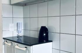 Apto charmoso, com ar, localização privilegiada - Foto 28