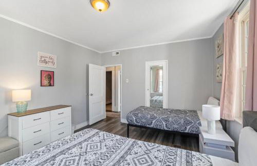 Escape to Raleigh Ave Glamour - Steps to the Beach - Foto 22