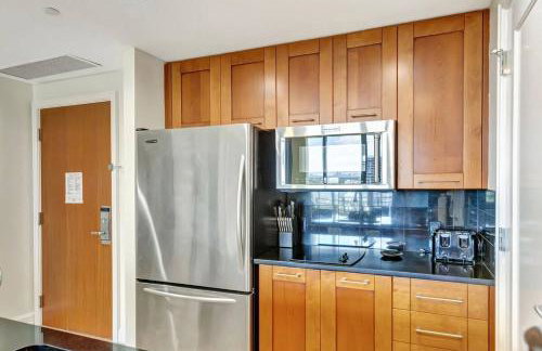 2B Beachfront condo! Pool! Games! 15 mins to PBI! - Foto 48