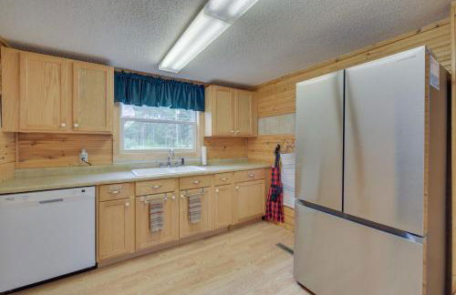 Spacious Winter Retreat with River Access and Kayaks! - Foto 14