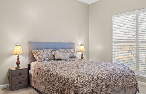 Private Fenced Yard • Sleeps 10 • Mins to Malls - Foto 24