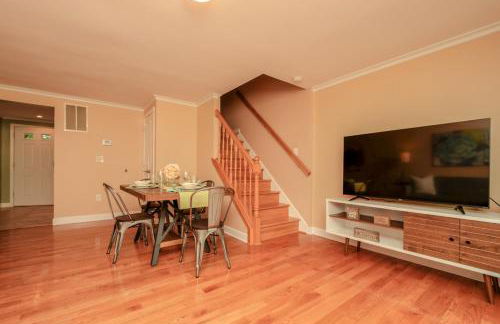 NEW! 3-story Townhome - Private, Self checkin, Quiet. - Foto 9