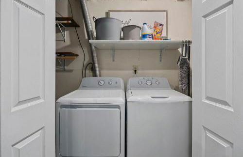 NEW! Large 3-story townhome Private, Self checkin, Pet Friendly! - Foto 20